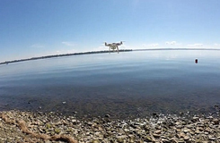 城會(huì)玩！加拿大男子成功用無(wú)人機(jī)釣到魚(yú)