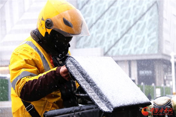 2020年第一場雪巧遇“小寒” 蘭州人請收下?。ńM圖）