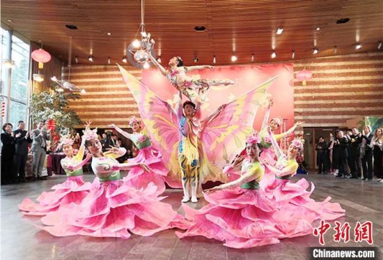 圖為雜技演員通過精湛的技藝贏得了滿堂喝彩?！「拭C省文化和旅游廳網(wǎng)站 攝