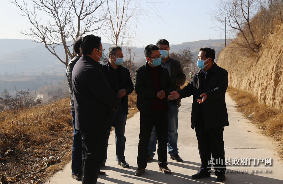 索鴻賓在鴛鴦、樺林鎮(zhèn)檢查指導(dǎo)疫情防控和脫貧攻堅(jiān)等工作