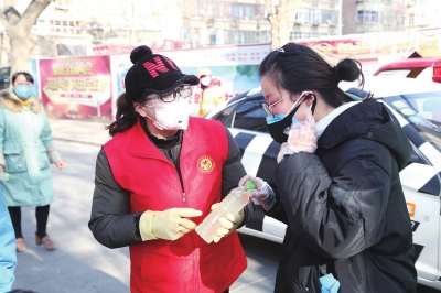 用點(diǎn)滴善舉筑就強(qiáng)大正能量 蘭州市各級(jí)道德模范、蘭州好人齊心援助抗擊疫情一線