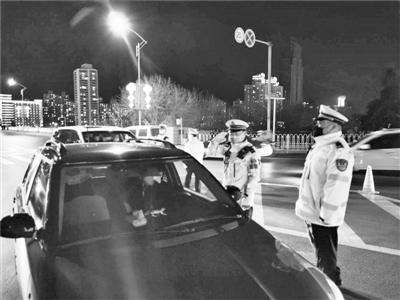 蘭州城關(guān)交警大隊組織警力開展疫情防控期間夜查行動