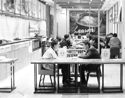 記者上街訪(fǎng)堂食：熟悉的味道正在回來(lái)（圖）