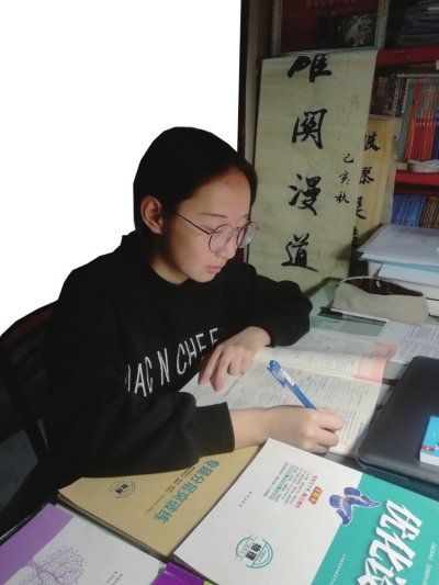 自覺(jué)自律上網(wǎng)課 師生共同嘗試學(xué)習(xí)新模式 高三學(xué)生“網(wǎng)上”積極備考