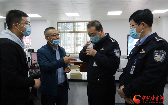 愛心企業(yè)向蘭州城關交警大隊捐贈一批消毒機（圖）