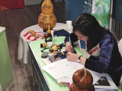 “云端”讓傳統文化“觸手可及”  蘭州本土活態(tài)非遺刻葫蘆開啟傳承“新模式” 