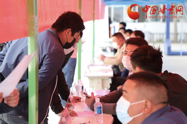 【甘肅省決戰(zhàn)決勝脫貧攻堅(jiān)】扶貧又扶志！把“就業(yè)大禮包”送到貧困戶家門口（圖）