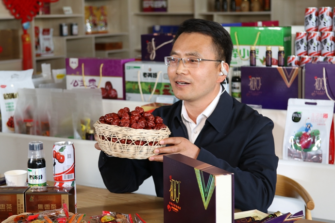 “縣長直播天團(tuán)”唱響“甘貨春之聲”，售出近30種甘貨1萬余件 開進(jìn)直播間的網(wǎng)絡(luò)扶貧博覽會(huì)，受百萬網(wǎng)友點(diǎn)贊 