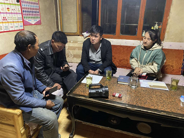 圖為木耳鎮(zhèn)紀檢干事盧建民（左三）連夜在多壩村多壩組奚連德家中了解受災情況，排查安全隱患，并宣傳發(fā)生次生災害的相關知識。_副本.jpg