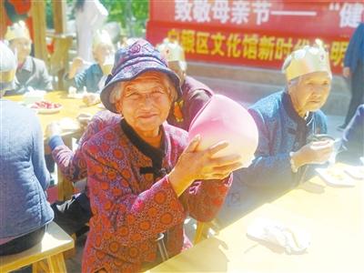 母親節(jié)，白銀“花村”擺了一場“敬老宴”