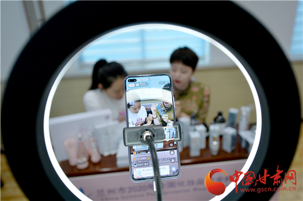 線(xiàn)上直播教你選購(gòu)化妝品 蘭州市七里河區(qū)開(kāi)展2020年化妝品安全科普宣傳周活動(dòng)