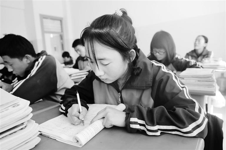 慶陽環(huán)縣這名小姑娘，柔弱肩膀撐起一個大家庭