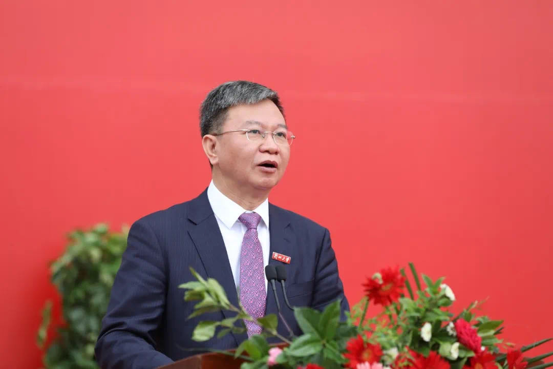 蘭州大學(xué)校長嚴(yán)純?nèi)A寄語2020屆本科畢業(yè)生：做敢擔(dān)當(dāng)、能擔(dān)當(dāng)、有擔(dān)當(dāng)?shù)娜?>
        </a><em>蘭州大學(xué)校長嚴(yán)純?nèi)A寄語2020屆本科畢業(yè)生：做敢擔(dān)當(dāng)、能擔(dān)當(dāng)、有擔(dān)當(dāng)?shù)娜?/em></li>
    <li><a  target=