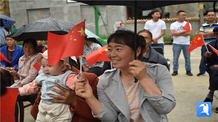 隴南市紀(jì)委監(jiān)委黨員干部與宕昌縣官亭鎮(zhèn)杜家村群眾一起慶祝黨的生日。_副本.jpg