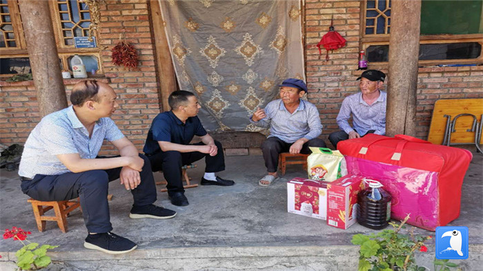 在建黨99周年來(lái)臨之際，隴南市禮縣紀(jì)委監(jiān)委在中壩鎮(zhèn)、三峪鄉(xiāng)開(kāi)展“七一”慰問(wèn)老黨員、困難黨員活動(dòng)，為他們送去組織的關(guān)懷和節(jié)日的問(wèn)候。_副本.jpg