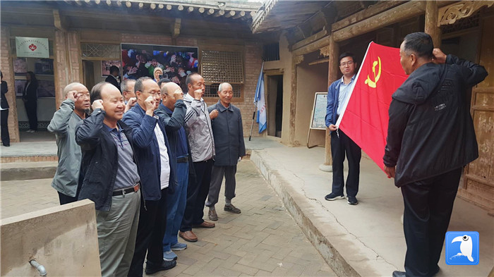 7月1日，臨夏州紀(jì)委監(jiān)委機(jī)關(guān)黨總支組織退休黨支部部分黨員前往東鄉(xiāng)縣布楞溝村史館，開(kāi)展主題黨日活動(dòng)。_副本.jpg
