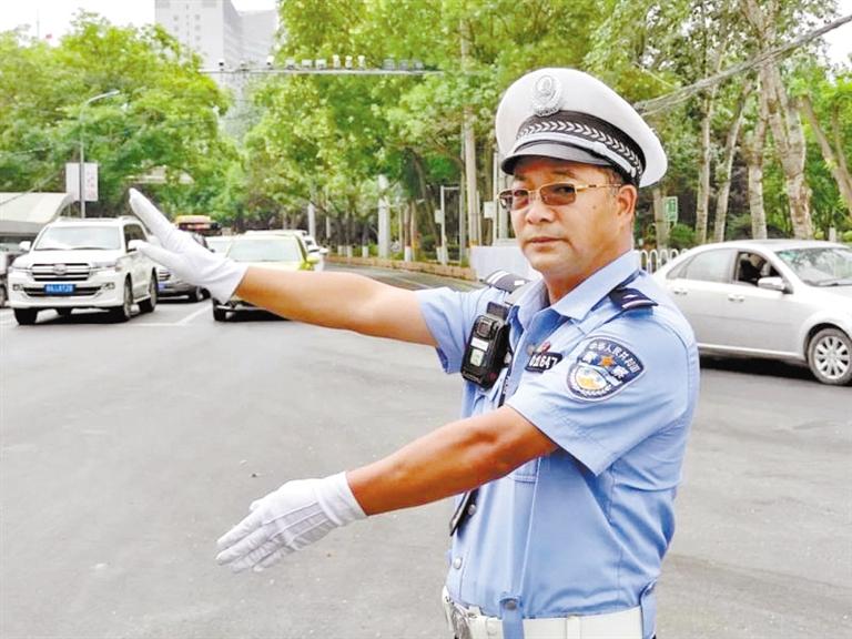 蘭州城關(guān)區(qū)交警大隊(duì)一線老交警馬驍：俯首甘為“老黃?！?>
        </a><em>蘭州城關(guān)區(qū)交警大隊(duì)一線老交警馬驍：俯首甘為“老黃?！?/em></li>
    <li><a  target=