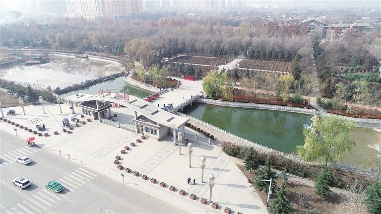 　初冬時(shí)節(jié)，臨夏市東郊公園里,楓樹、松柏、云杉等樹木色彩斑斕