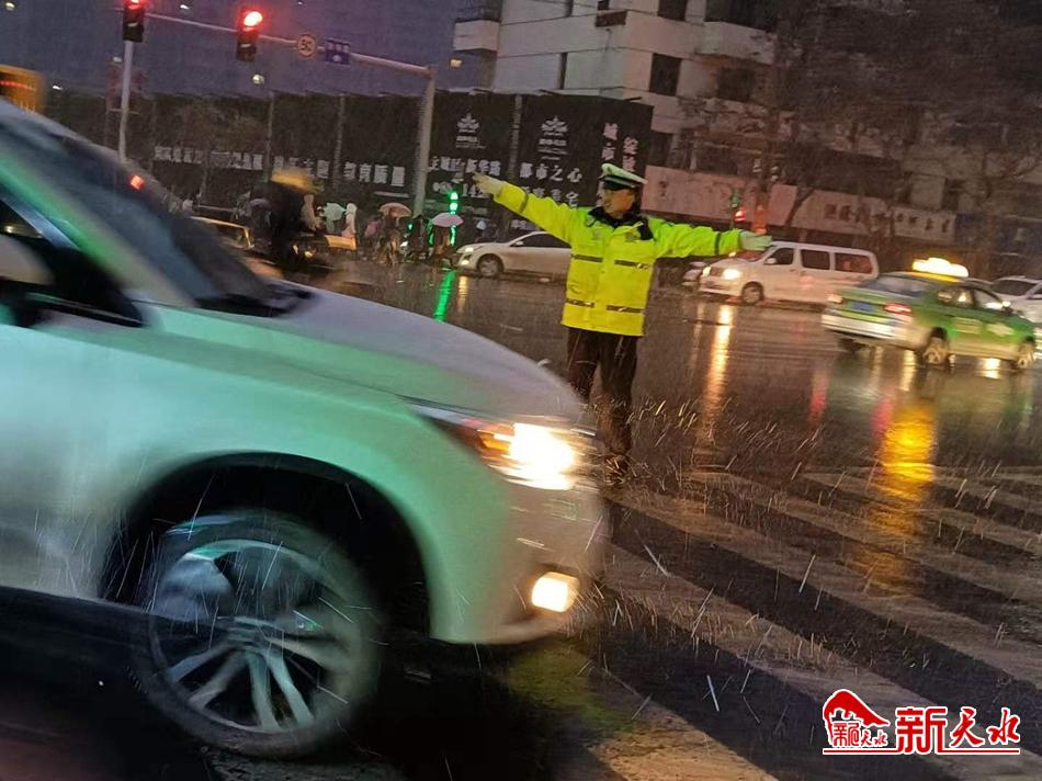 風(fēng)雪襲來(lái)，天水最美“警色”在路上！
