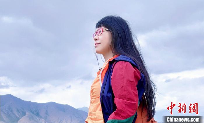 圖為胡美英在祁連山采風(fēng)。受訪人供圖