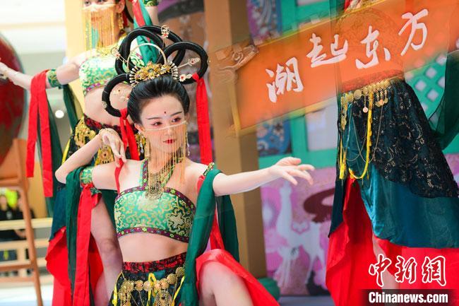 圖為今年9月5日，在重慶亮相的敦煌博物館“潮起東方”主題活動現(xiàn)場。敦煌博物館供圖