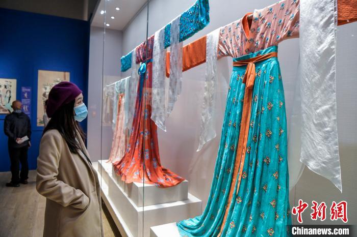 觀眾在參觀唐代服飾。　駱云飛 攝