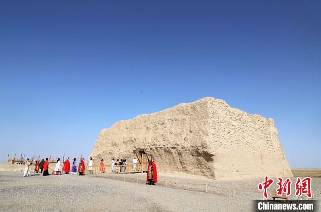 數(shù)十位身著古裝的女性通過(guò)體驗(yàn)賞漢舞、習(xí)漢禮、吟誦詩(shī)詞等中華傳統(tǒng)文化，再現(xiàn)古絲綢之路的繁華盛景。　王菁 攝