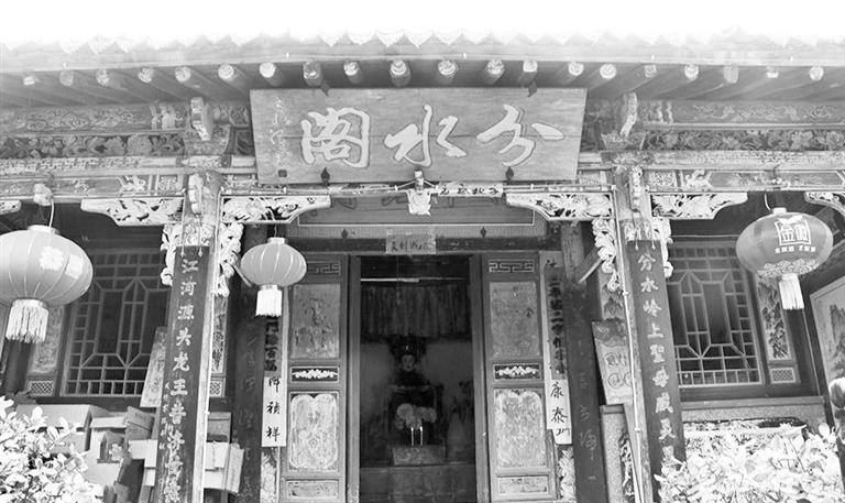 秦嶺鎮(zhèn)分水閣，一屋檐水分江河 這里可看水系奇觀，可賞連翹花海