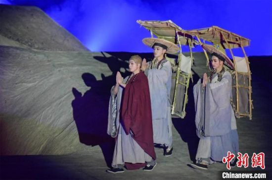 圖為演出現(xiàn)場，該劇獨(dú)創(chuàng)360度旋轉(zhuǎn)并前后移動觀眾席，顛覆傳統(tǒng)劇場舞臺表演模式。　王斌銀 攝