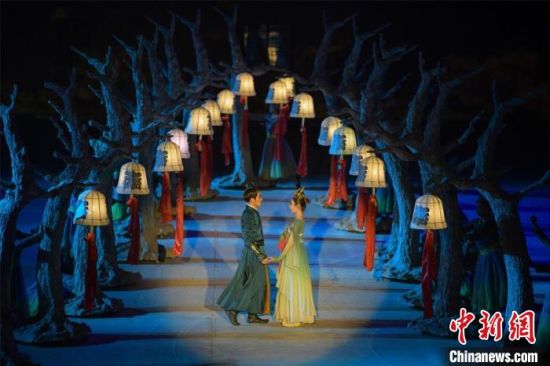 圖為全新升級《敦煌盛典》，新增戰(zhàn)馬、燈籠矩陣，以及最新聲、光、電硬件設(shè)施。　王斌銀 攝