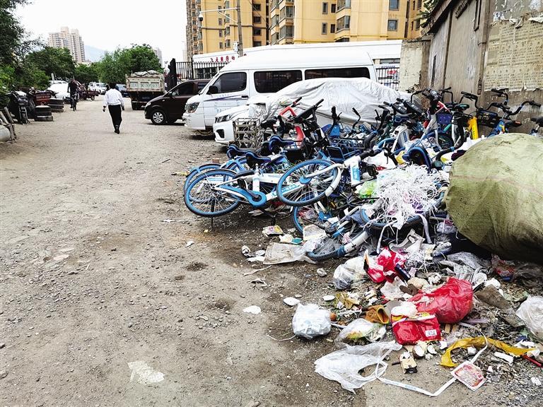 百米土路臟亂差，誰(shuí)來(lái)管？經(jīng)記者協(xié)調(diào)，社區(qū)組織志愿者進(jìn)行了清理