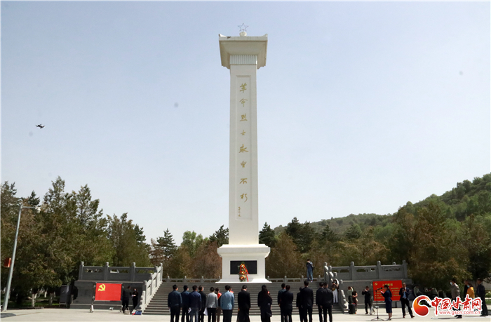 全國人社服務(wù)標(biāo)兵赴南梁開展主題黨日活動