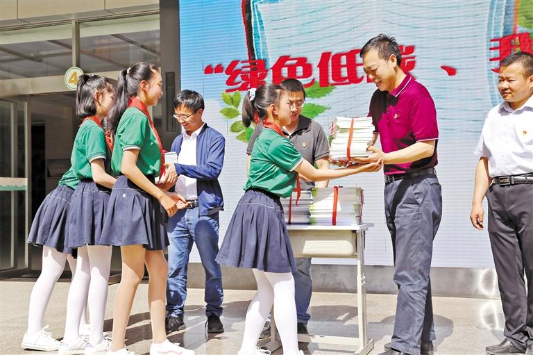 甘肅省生態(tài)環(huán)境廳開展送書進?；顒?>
        </a><em>甘肅省生態(tài)環(huán)境廳開展送書進?；顒?/em></li>
    <li><a  target=