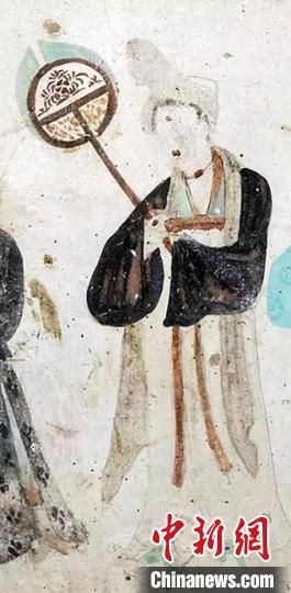 “一把小扇在手，笑對仲夏酷暑?！眻D為莫高窟第468窟《執(zhí)團扇女供養(yǎng)人》(中唐)?！《鼗脱芯吭汗﹫D