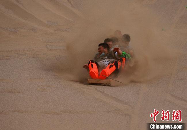 6月13日，敦煌鳴沙山月牙泉景區(qū)舉辦滑沙比賽?！●T豆 攝