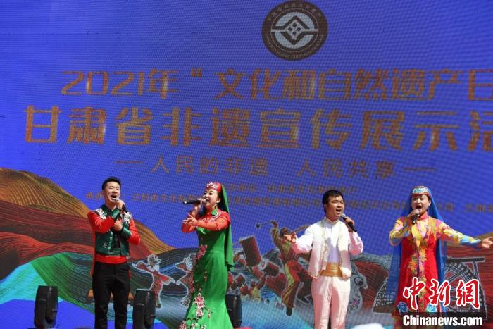 圖為甘肅臨夏回族自治州非遺傳承人演唱花兒?！钇G敏 攝