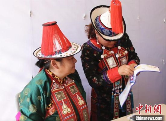 圖為用活態(tài)傳習的模式促進裕固族非物質(zhì)文化遺產(chǎn)的保護傳承。　史靜靜 攝