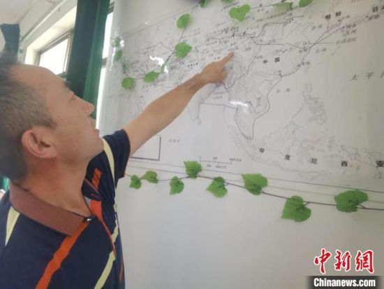 圖為甘肅省社會(huì)科學(xué)院絲綢之路研究所所長(zhǎng)侯宗輝指出《絲綢之路古文明》課題組考察線路?！￠Z姣 攝