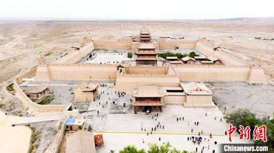 圖為7月中旬，世界文化遺產(chǎn)——嘉峪關(guān)，它是中國明代萬里長城的西端起點(diǎn)。　高展　攝