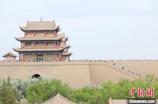 歷經(jīng)數(shù)十載保護(hù)修繕的古老關(guān)城得以延年益壽，成為了海內(nèi)外游客“絲路游”的必經(jīng)打卡地?！「哒?攝