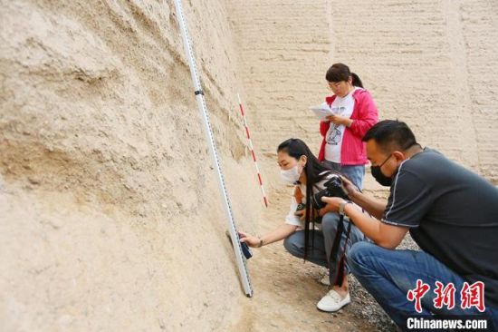 科技保護(hù)讓長城價(jià)值的真實(shí)性和完整性得到有效延續(xù)和傳承。圖為文物工作者正在測量關(guān)城的相關(guān)數(shù)據(jù)?！「哒?攝