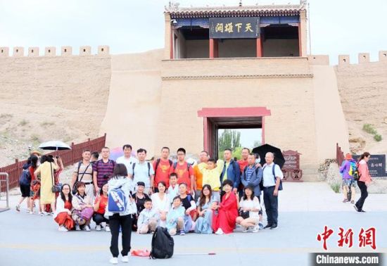 歷經(jīng)數(shù)十載保護(hù)修繕的古老關(guān)城得以延年益壽，成為了海內(nèi)外游客“絲路游”的必經(jīng)打卡地?！「哒?攝