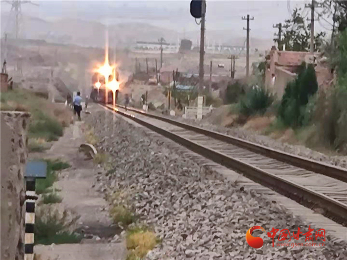 驚險(xiǎn)！火車來(lái)臨小男孩鐵路上玩耍 蘭鐵民警飛奔將其救下