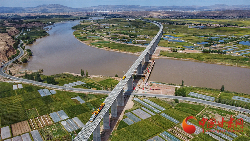 【隴拍客】直擊現(xiàn)場！看中蘭鐵路首條接觸網(wǎng)導(dǎo)線如何架設(shè)