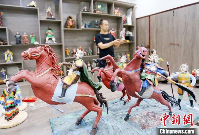 安秋平是成州面塑第五代傳承人，也是當?shù)匚ㄒ粓允孛嫠苤谱鞯娜??！「哒?攝