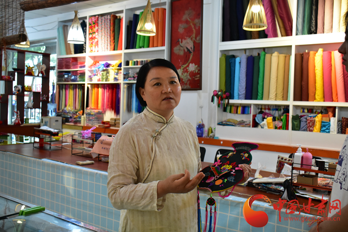 【蘭大新聞學(xué)子重走西北角】香包傳承人劉蘭芳：飛針走線，傳承匠心 