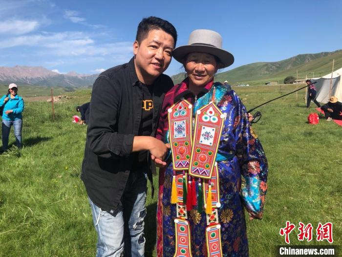 圖為拍攝紀(jì)錄片《西茂的婚禮》期間，張輝剛(左)與裕固族老人合影留念。(資料圖) 張輝剛供圖