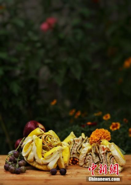 圖為做好的月餅，狀似玫瑰，切開后層層疊疊，色彩斑斕。張文 攝