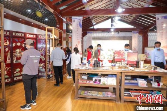 圖為甘肅“一會(huì)一節(jié)”期間，位于敦煌的天水市展館中，民眾觀賞文創(chuàng)產(chǎn)品。　甘肅省文化和旅游廳供圖