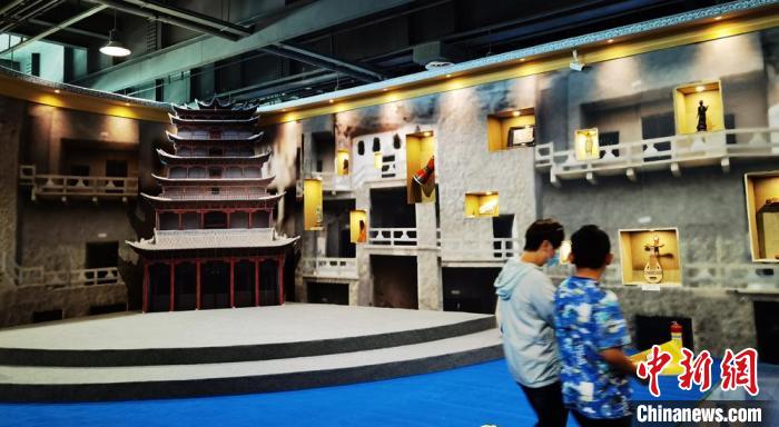 該展覽還借助科技手段，復(fù)原“藏經(jīng)洞”場(chǎng)景，將莫高窟“搬進(jìn)”展廳?！《∷?攝